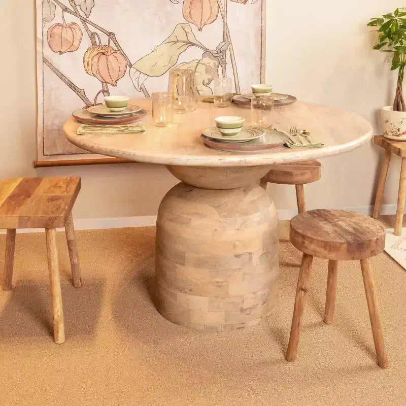 Table à manger en bois de manguier naturel : Finition blanchie, pied central, diamètre 119 cm