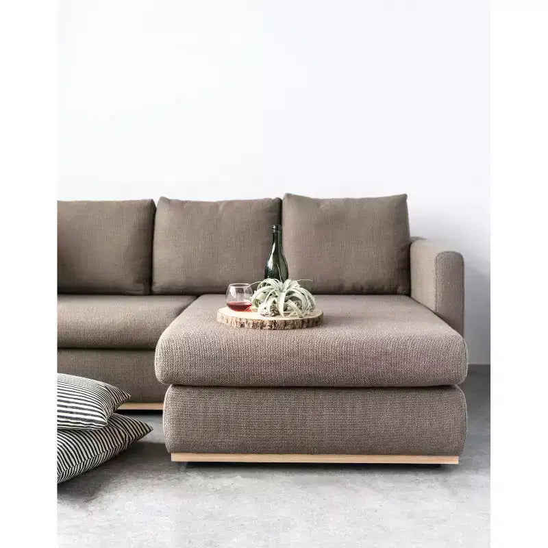 Canapé avec méridienne beige : Moderne en forme de L, interchangeable, bordure en bois, brun champignon