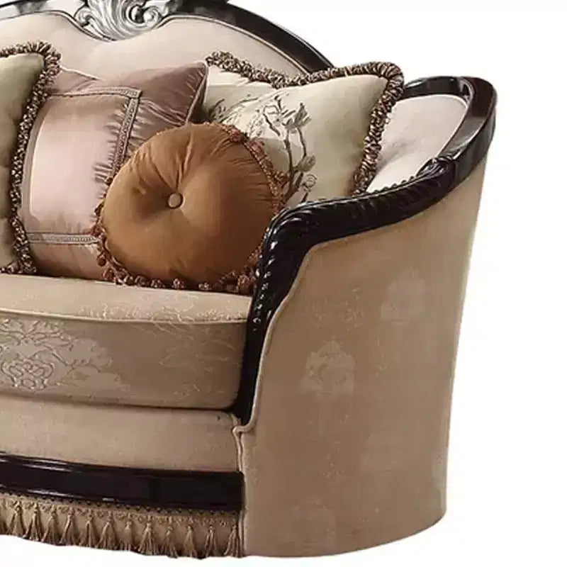 Canapé en tissu beige et meubles à finition noire : Causeuse traditionnelle, coussins déhoussables, 3 coussins décoratifs