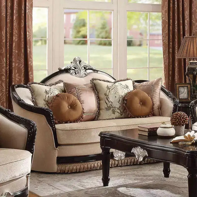 Canapé en tissu beige et meubles à finition noire : Causeuse traditionnelle, coussins déhoussables, 3 coussins décoratifs