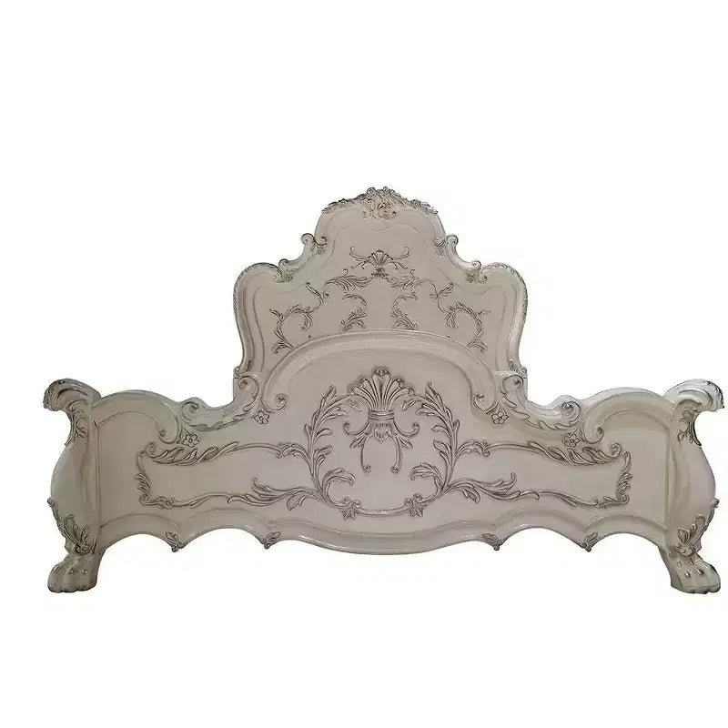 Motif sculpté traditionnel et pieds griffes