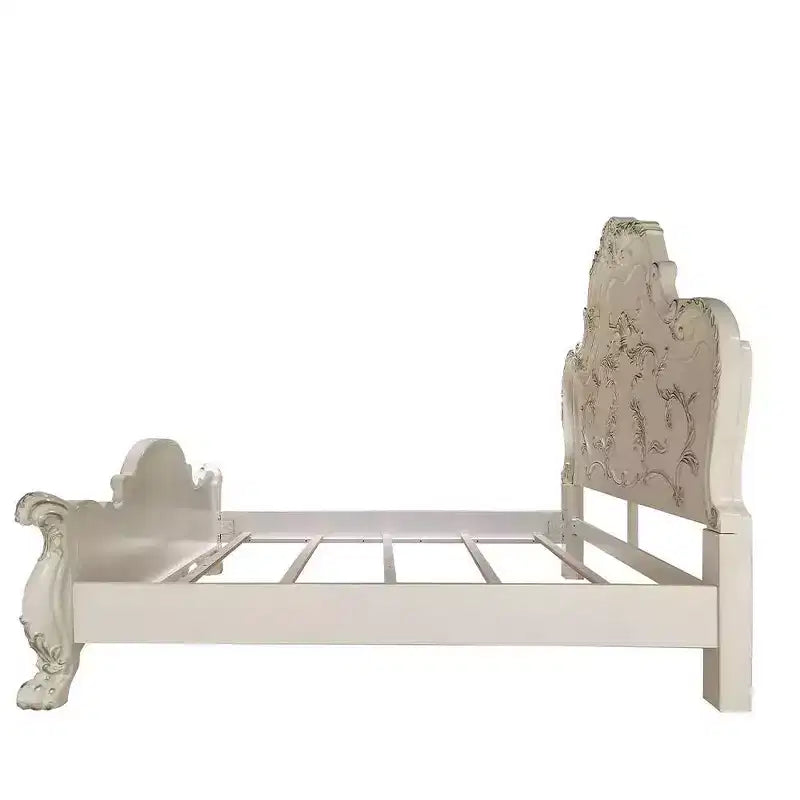 Motif sculpté traditionnel et pieds griffes