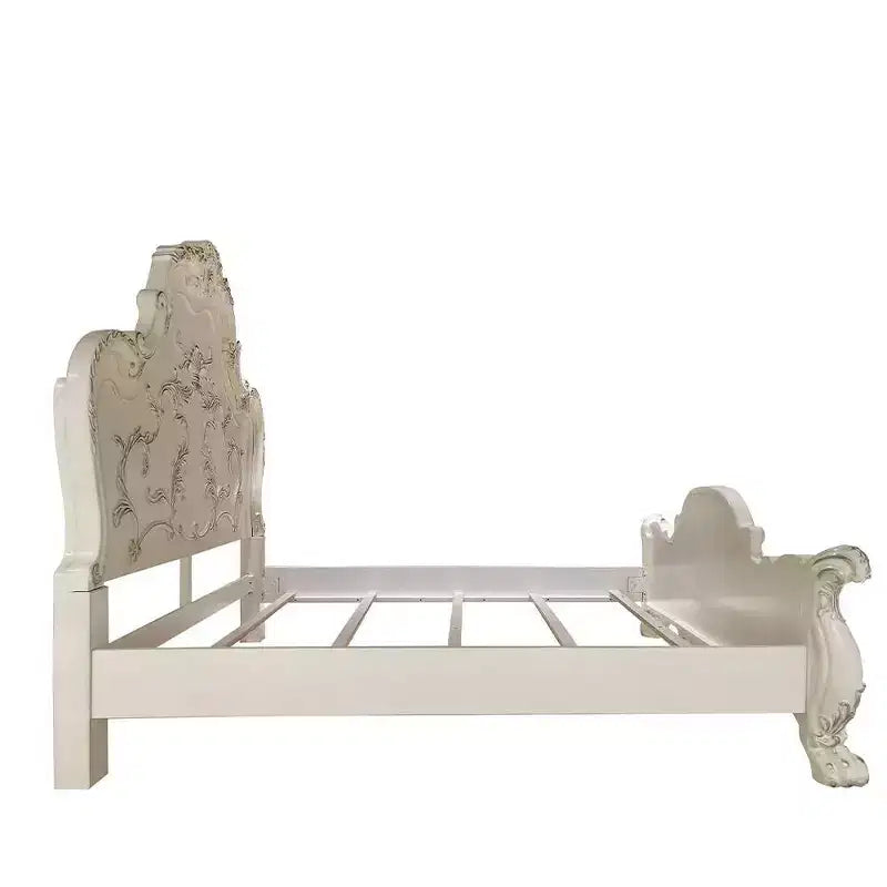 Motif sculpté traditionnel et pieds griffes