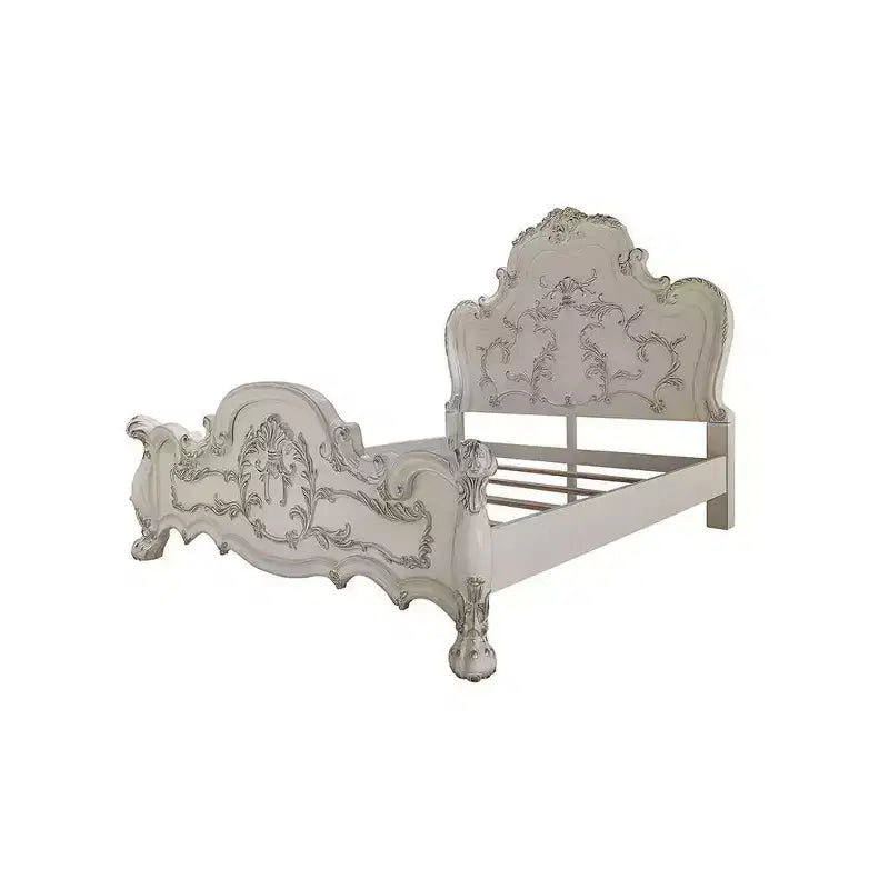 Motif sculpté traditionnel et pieds griffes