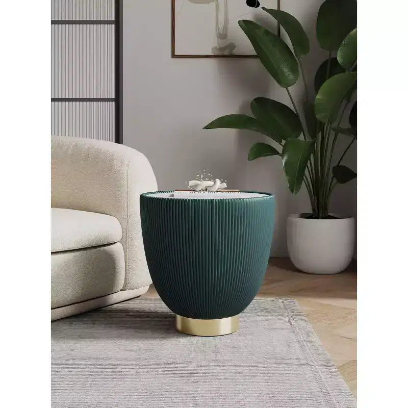 Table d'appoint moderne recouverte de similicuir avec plateau en céramique aspect marbre