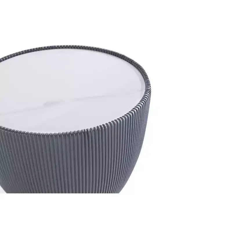 Table d'appoint moderne recouverte de similicuir avec plateau en céramique aspect marbre