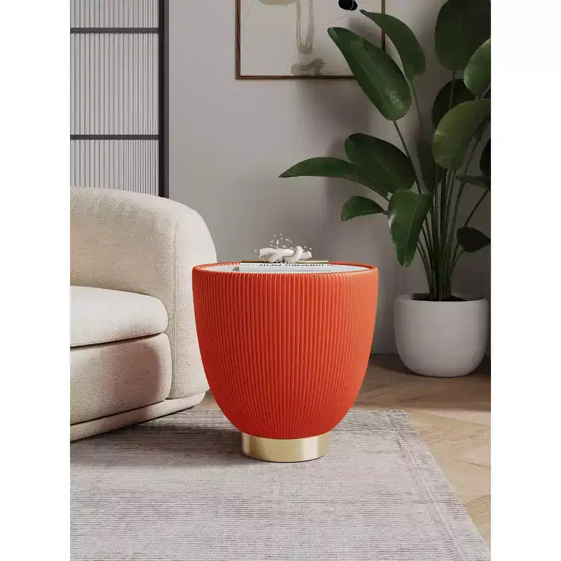 Table d'appoint moderne recouverte de similicuir avec plateau en céramique aspect marbre