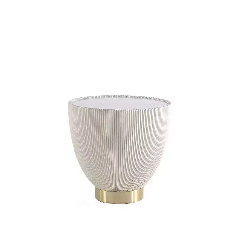 Table d'appoint moderne recouverte de similicuir avec plateau en céramique aspect marbre
