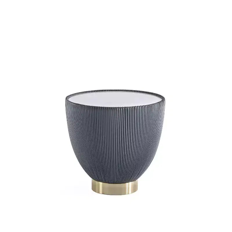 Table d'appoint moderne recouverte de similicuir avec plateau en céramique aspect marbre
